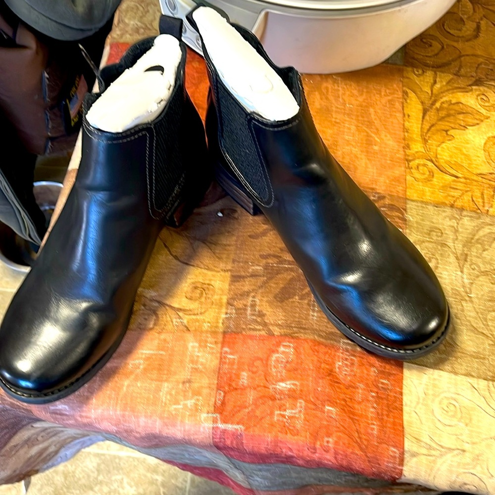 EUC Eastland black booties size 9.5